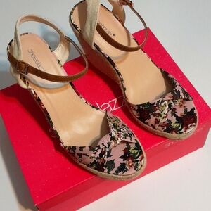 NWOT Floral Pink Wedge Sandles